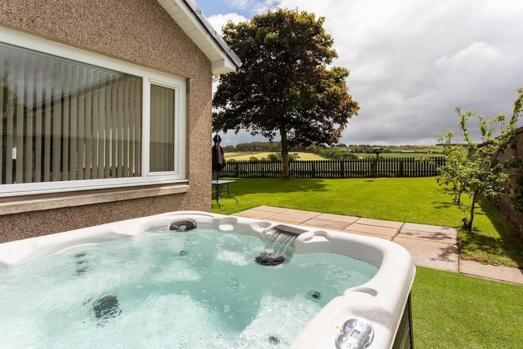 Hot Tub, In Rural Aberdeen, Near To Stonehaven & Aberdeen City, Superhost. Casa de Férias