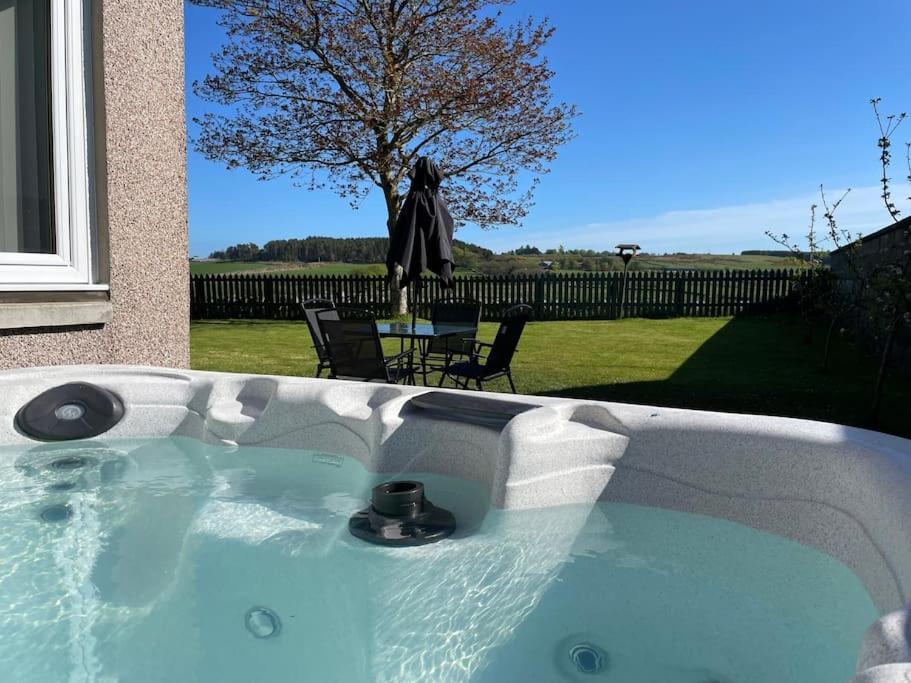 Casa de Férias Hot Tub, In Rural Aberdeen, Near To Stonehaven & Aberdeen City, Superhost.