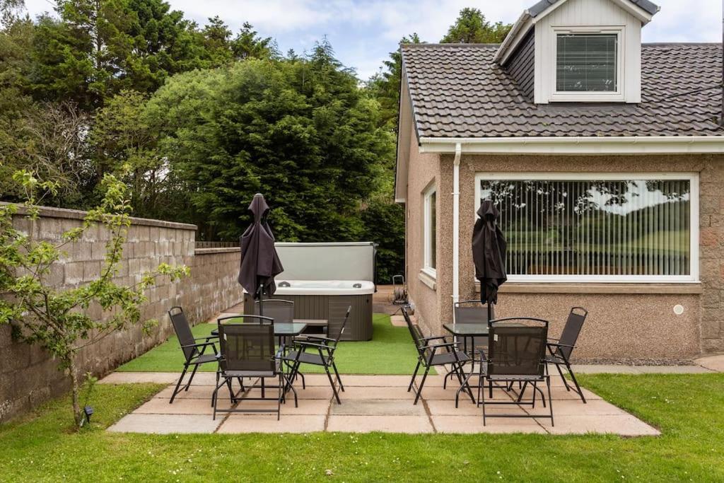 Hot Tub, In Rural Aberdeen, Near To Stonehaven & Aberdeen City, Superhost.
