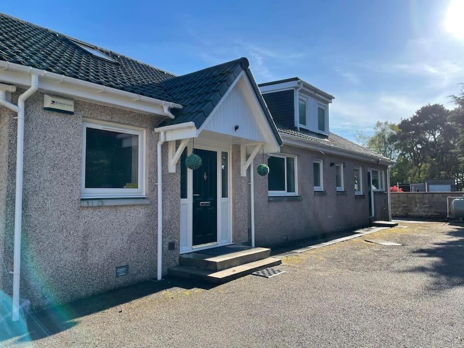 Casa de Férias Hot Tub, In Rural Aberdeen, Near To Stonehaven & Aberdeen City, Superhost.