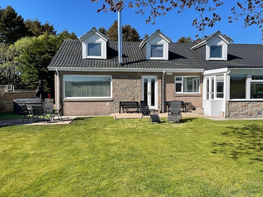 Casa de Férias Hot Tub, In Rural Aberdeen, Near To Stonehaven & Aberdeen City, Superhost. *