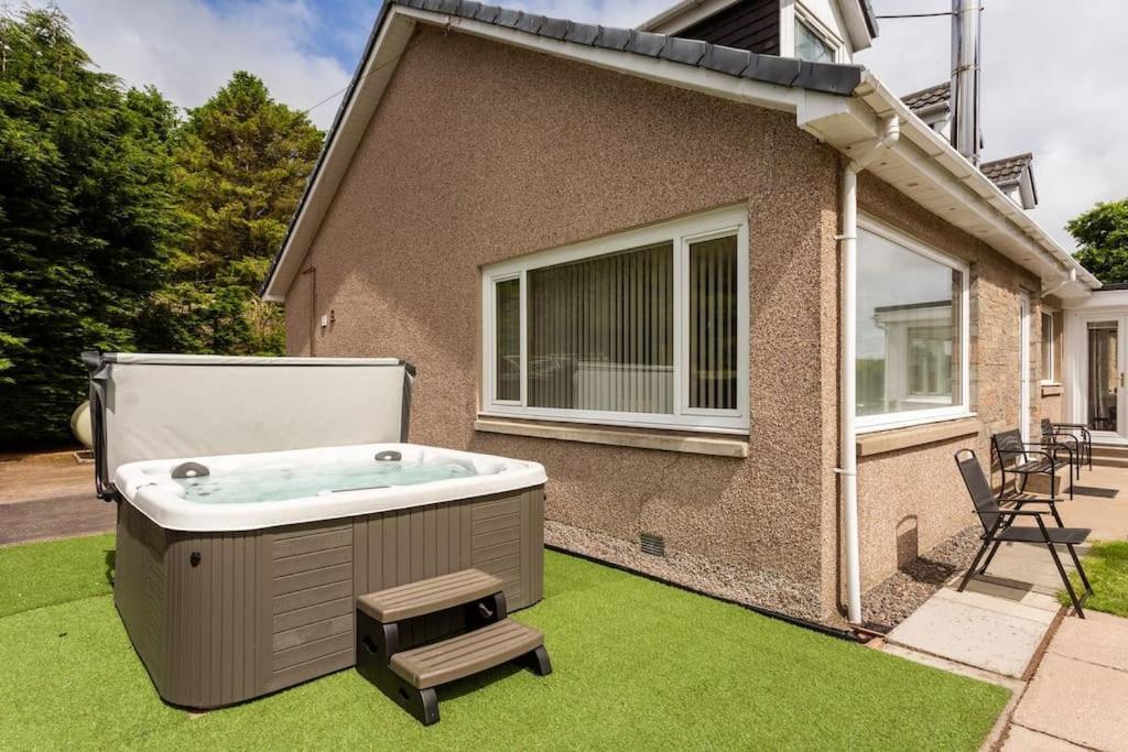 Casa de Férias Hot Tub, In Rural Aberdeen, Near To Stonehaven & Aberdeen City, Superhost. Maryculter